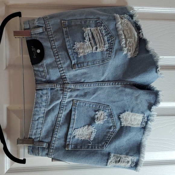 🍀New Distressed Jean Shorts Size M - Picture 4 of 4